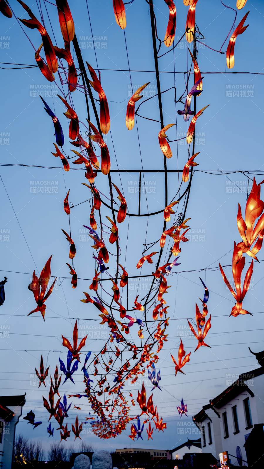 彩灯映夜空图片