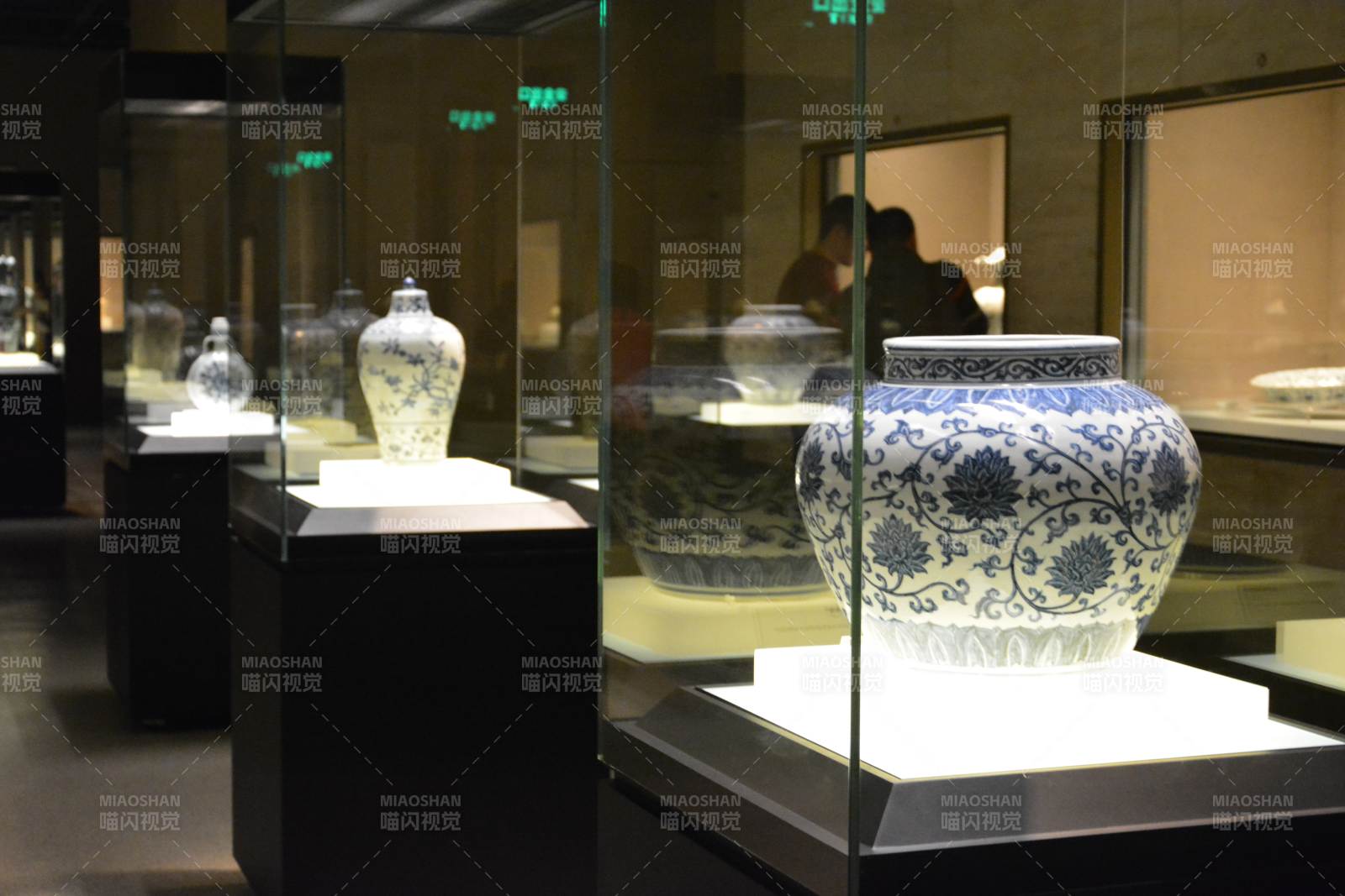 青花瓷展柜陈列图片