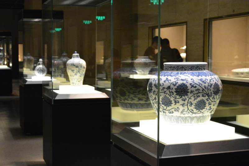 青花瓷展柜陈列图片