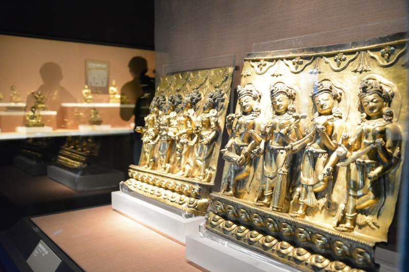 金箔浮雕人物展图片