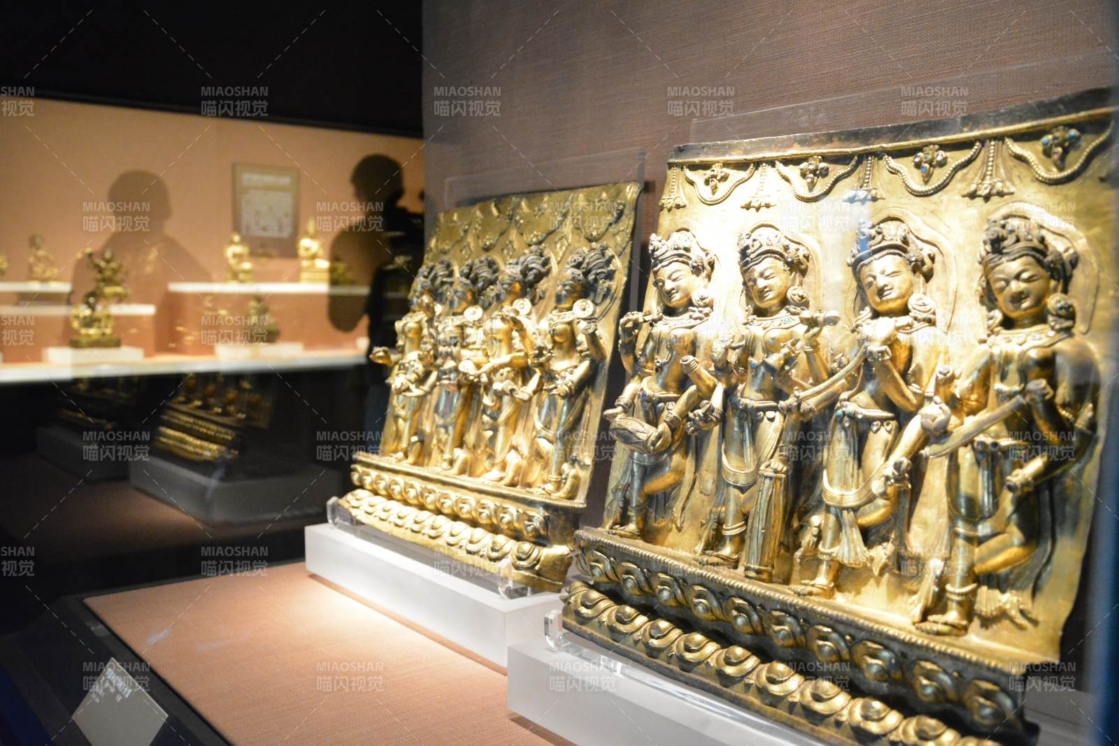 金箔浮雕人物展图片