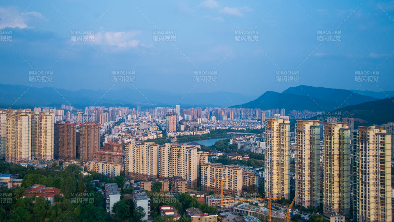 城市天际线暮色——广元图片