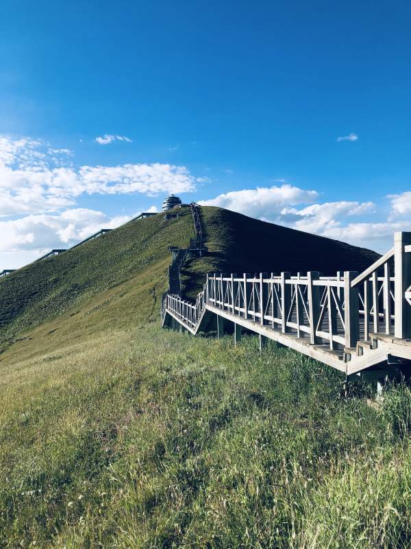 山间栈道通天际图片