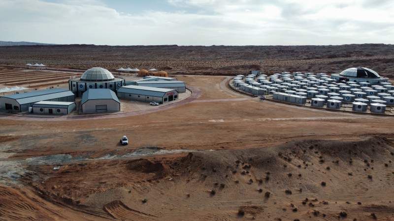 沙漠中的现代建筑群图片