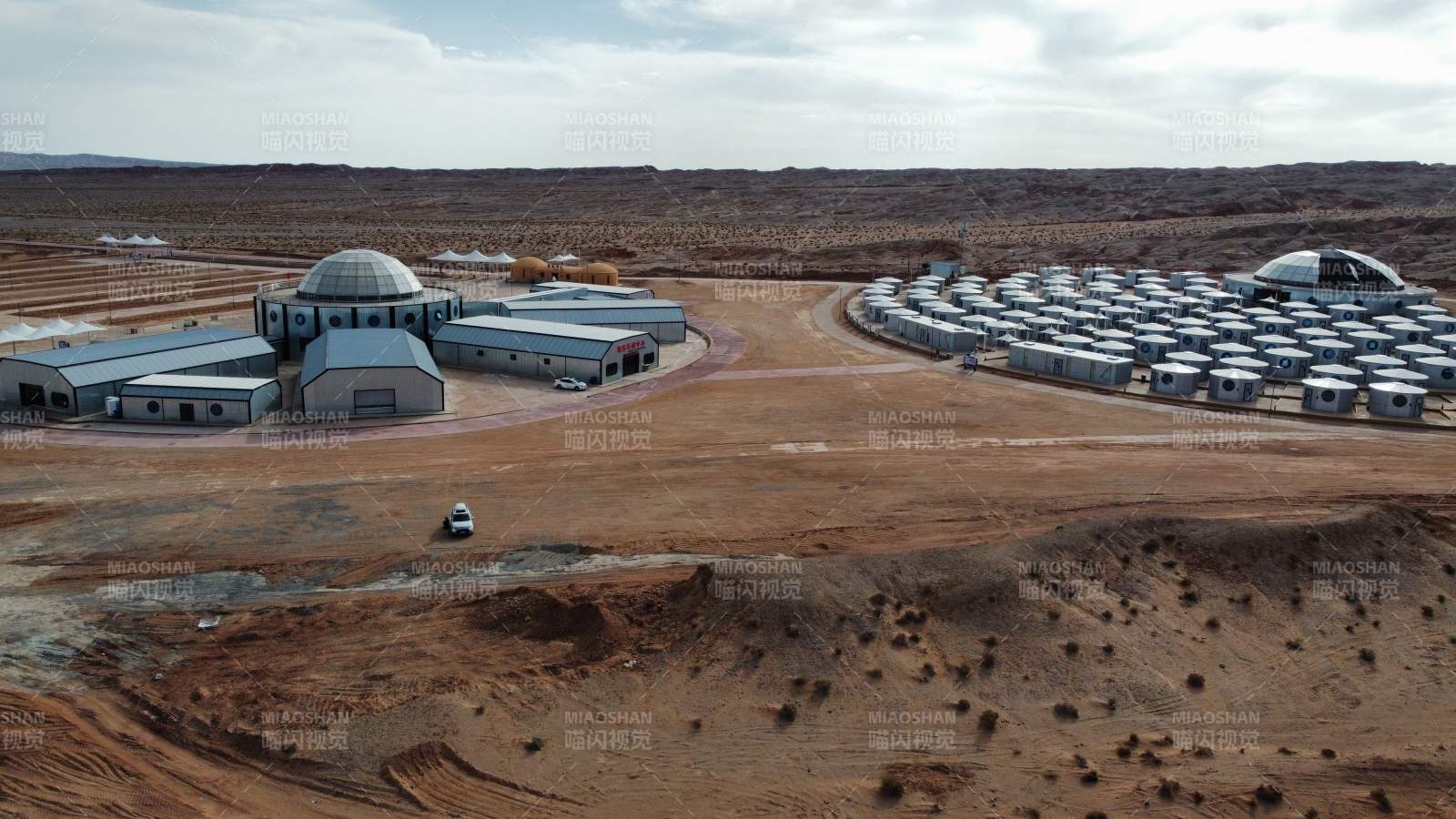 沙漠中的现代建筑群图片