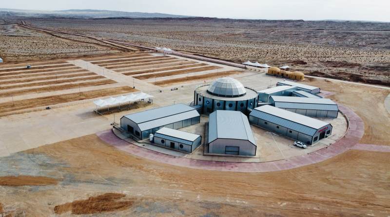 沙漠中的现代建筑群图片