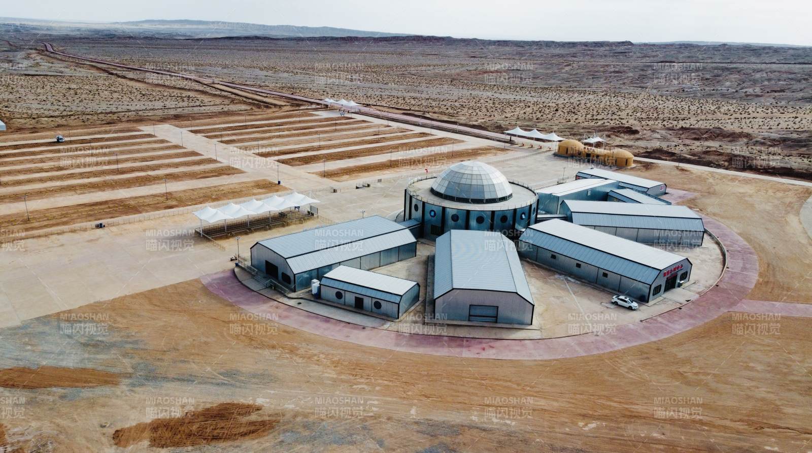 沙漠中的现代建筑群图片