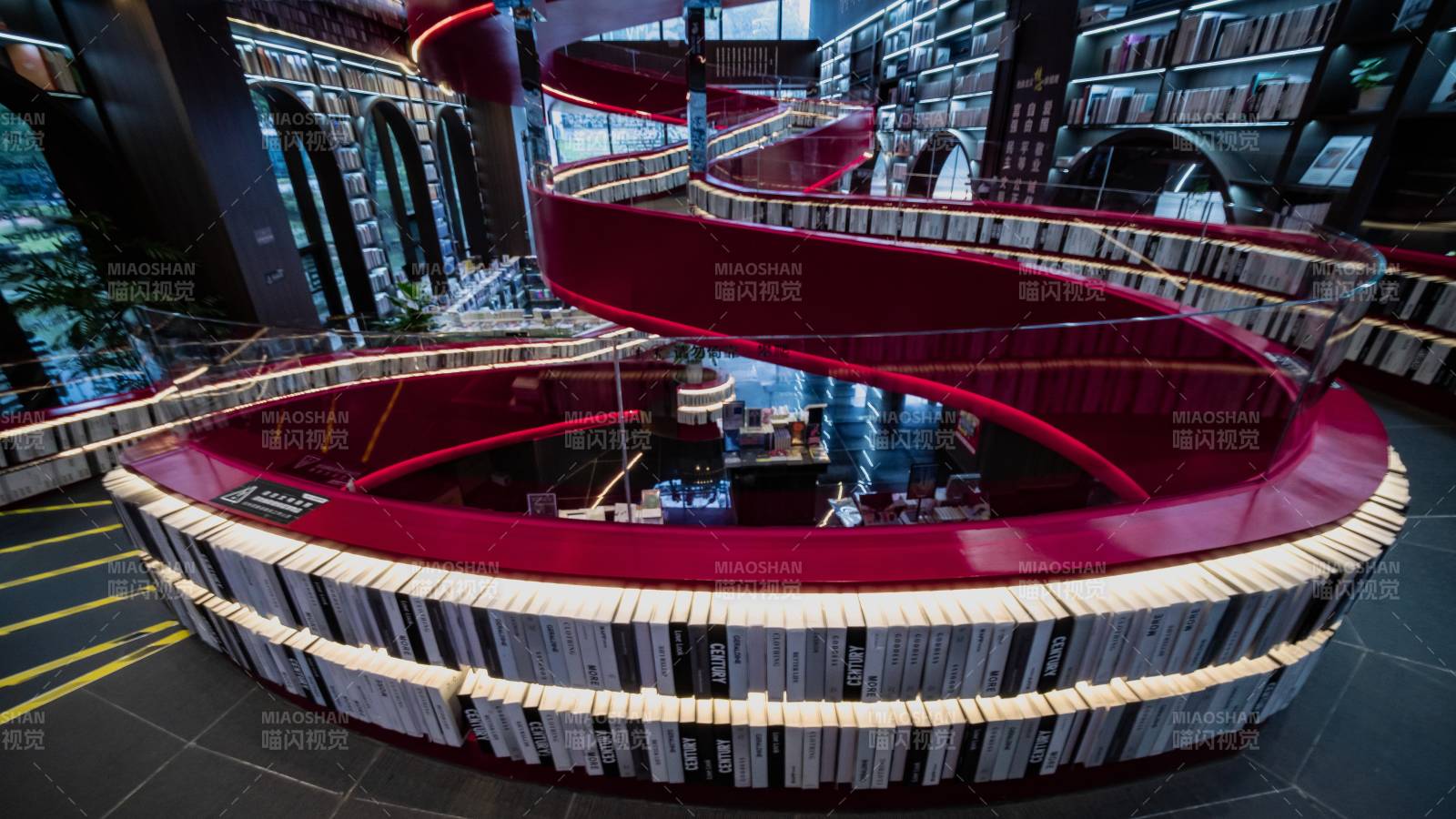 红色螺旋书架图书馆图片