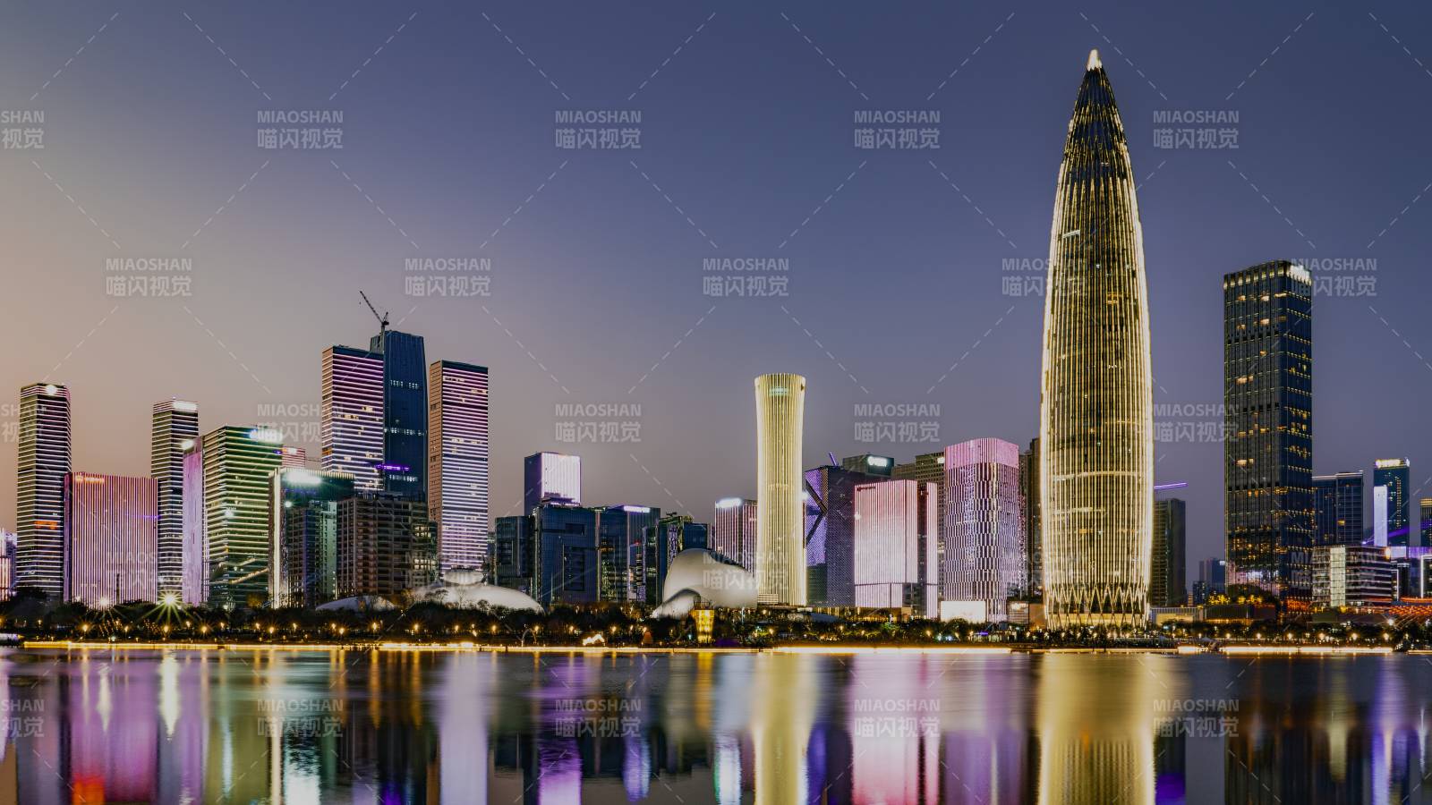 夜幕下的城市天际线图片