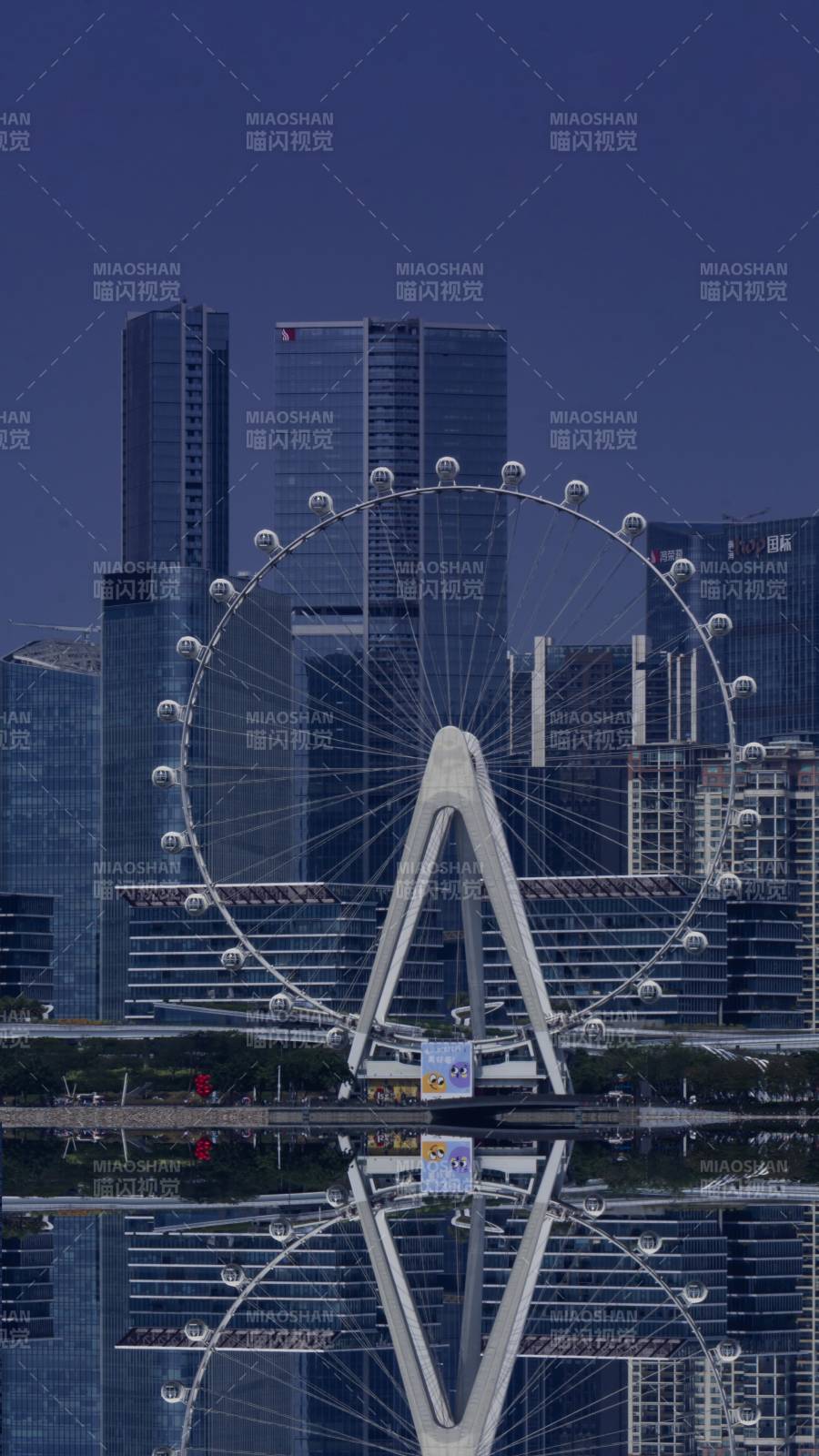 摩天轮倒影夜景图片