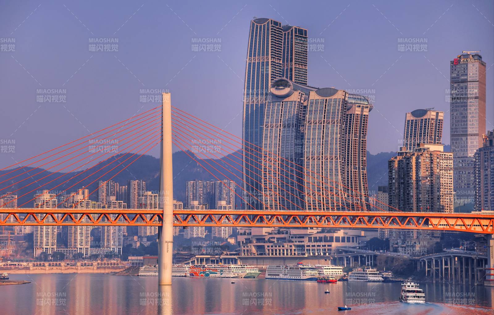 城市天际线与大桥图片