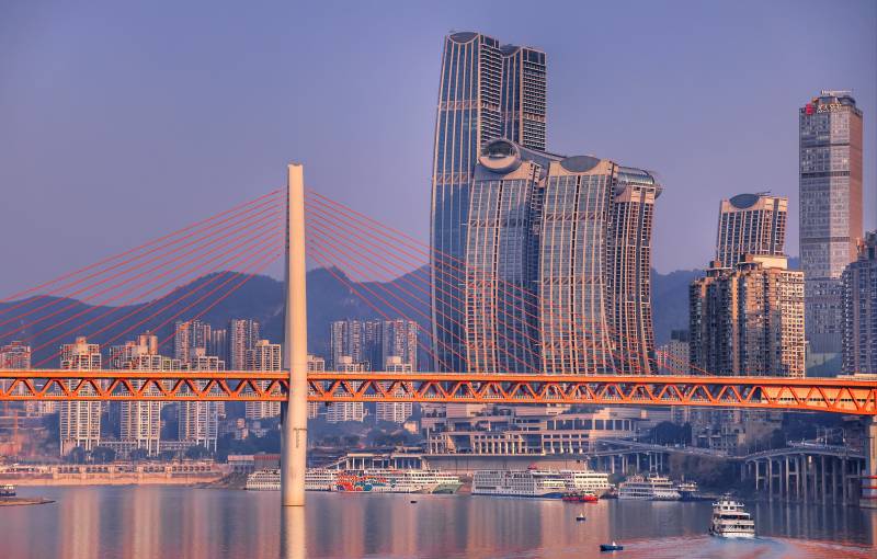 城市天际线与大桥图片