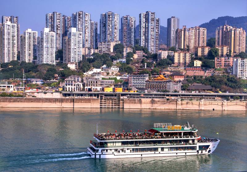 江上游船览城景图片