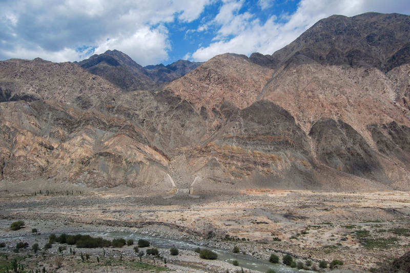 新藏公路荒山峡谷风光图片