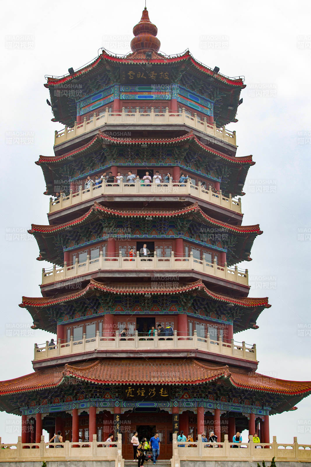 古塔巍峨迎客来图片