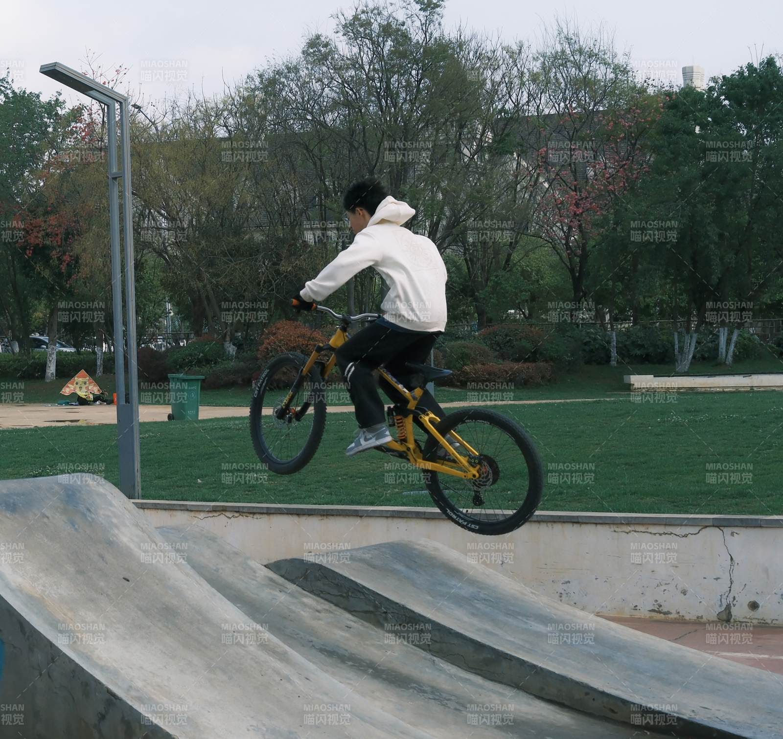 少年骑车飞跃坡道图片