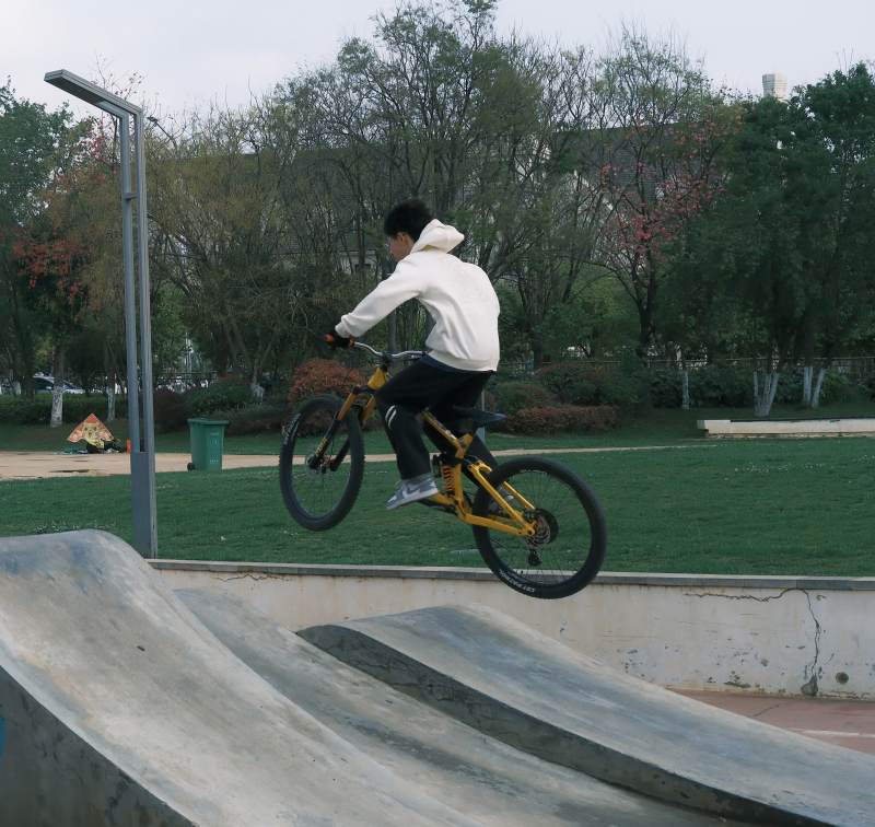 少年骑车飞跃坡道图片