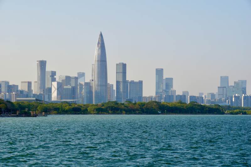 城市天际线湖景图片