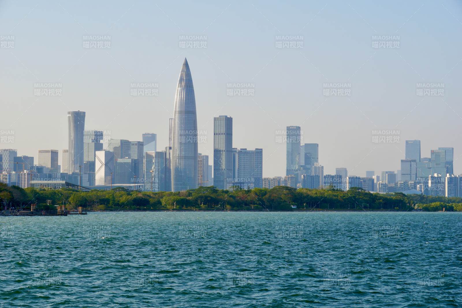 城市天际线湖景图片