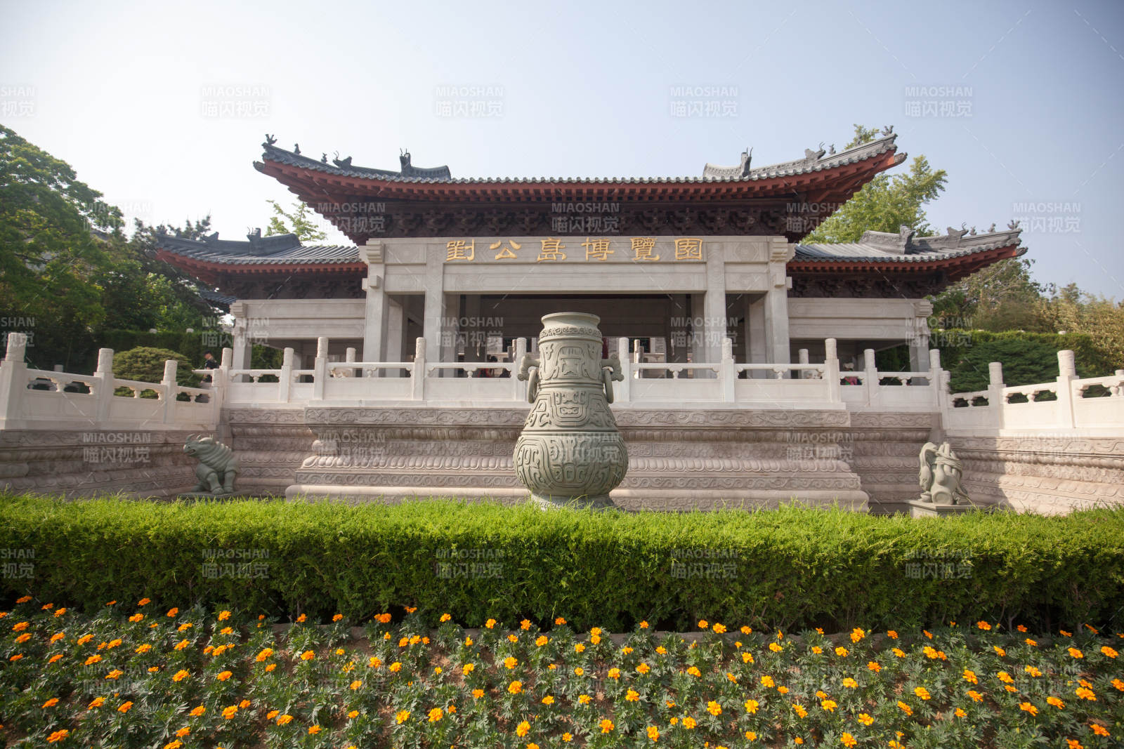 古建筑前花坛盛开图片