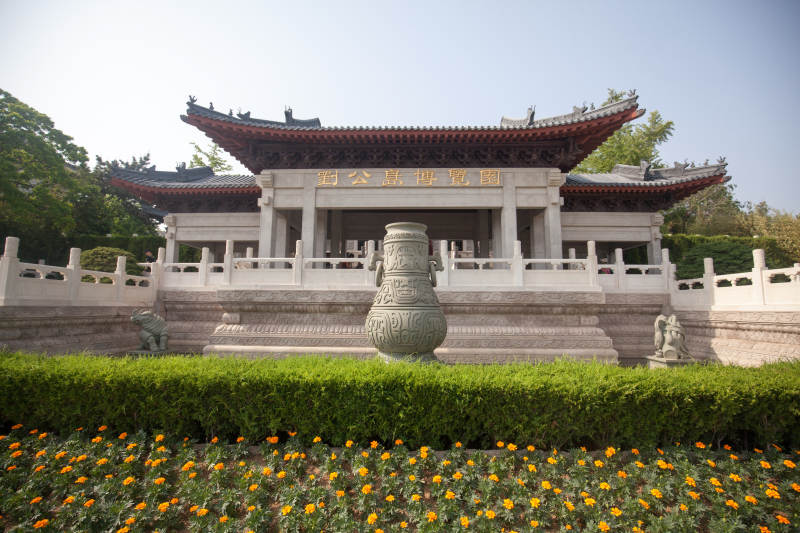 古建筑前花坛盛开图片