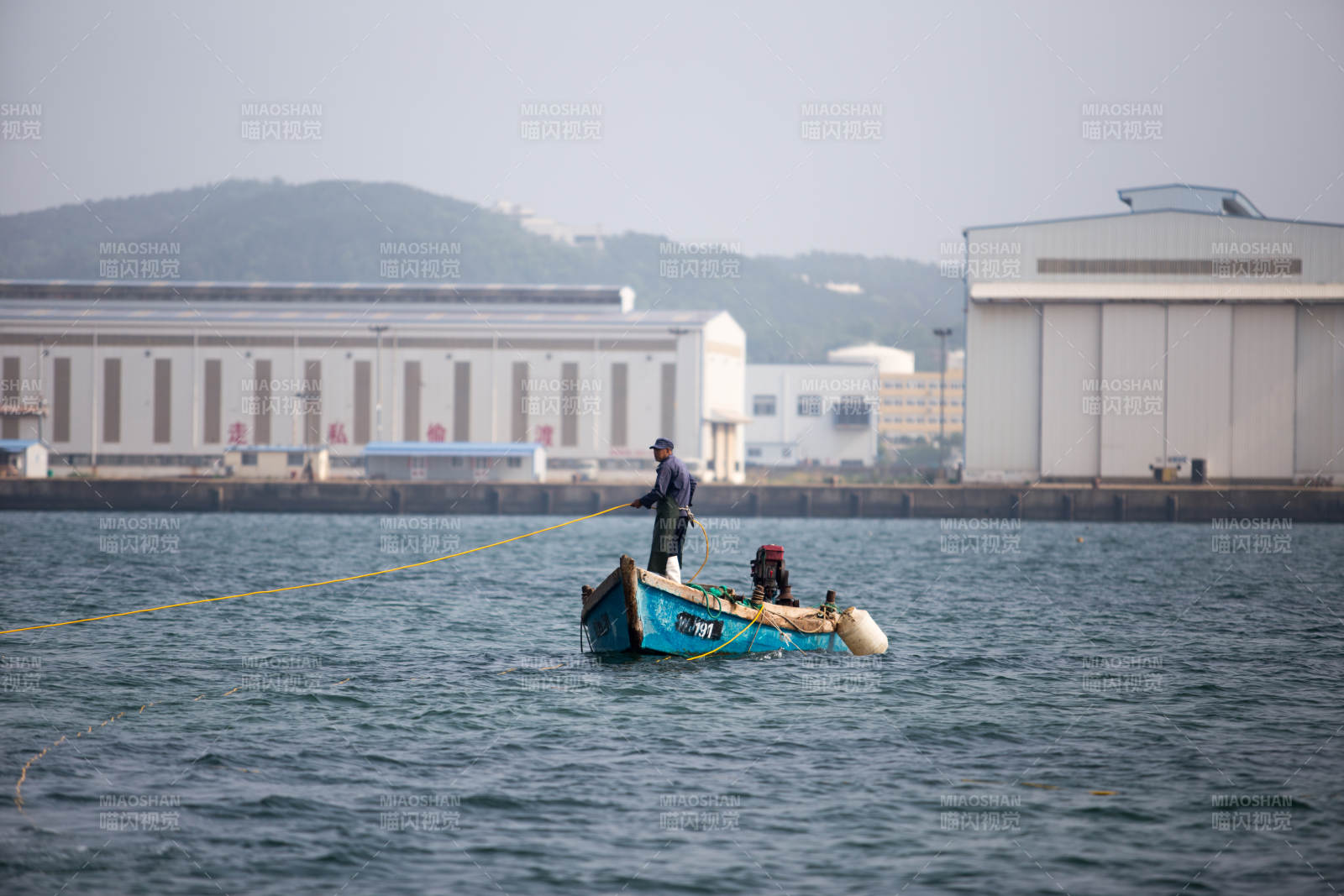 渔夫小舟在海上作业图片