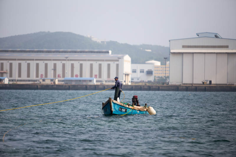 渔夫在海上作业图片