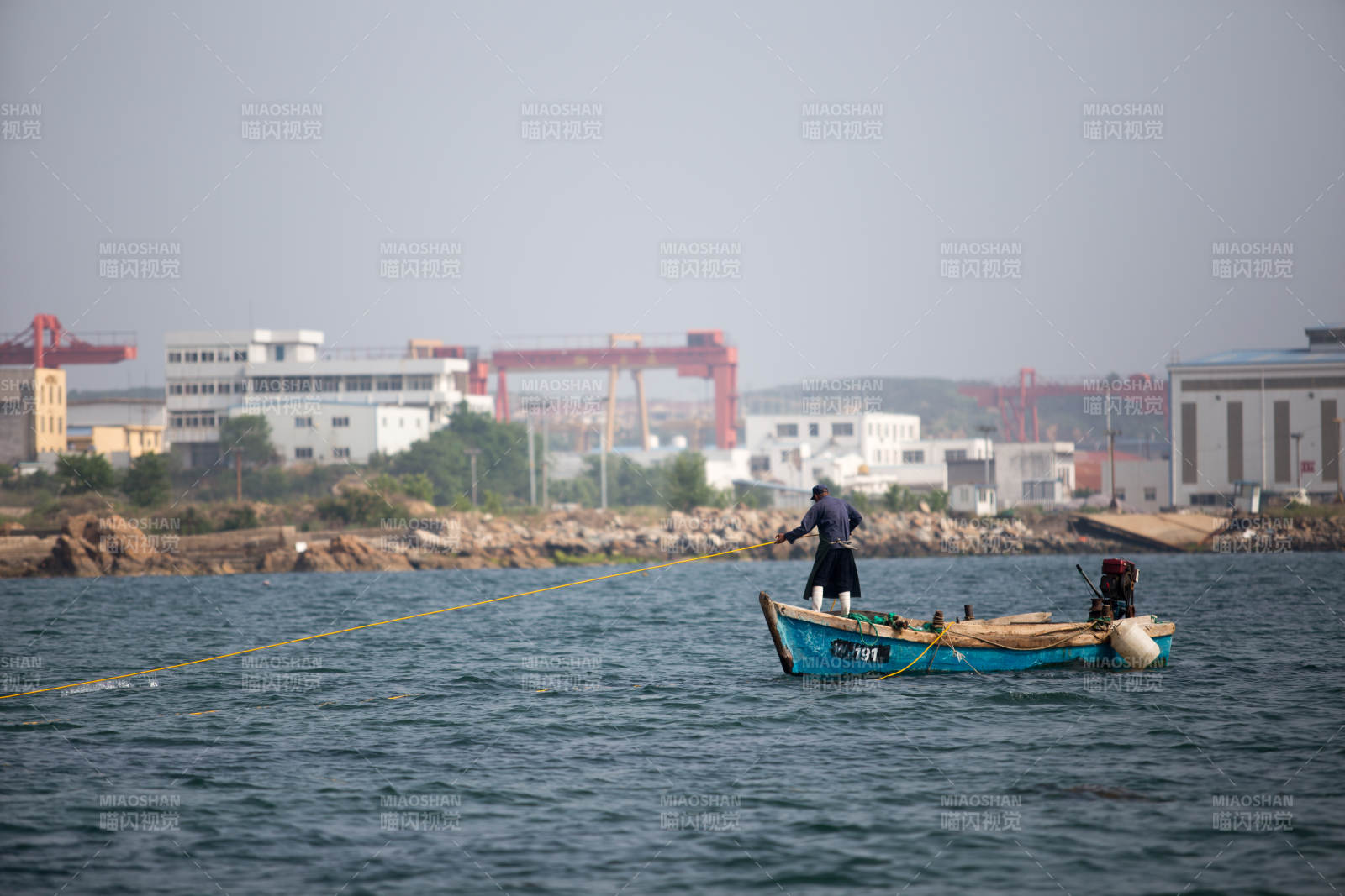 渔夫在海上拉网图片