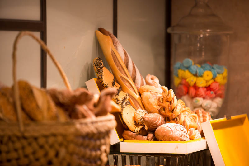 美食面包与糖果罐图片