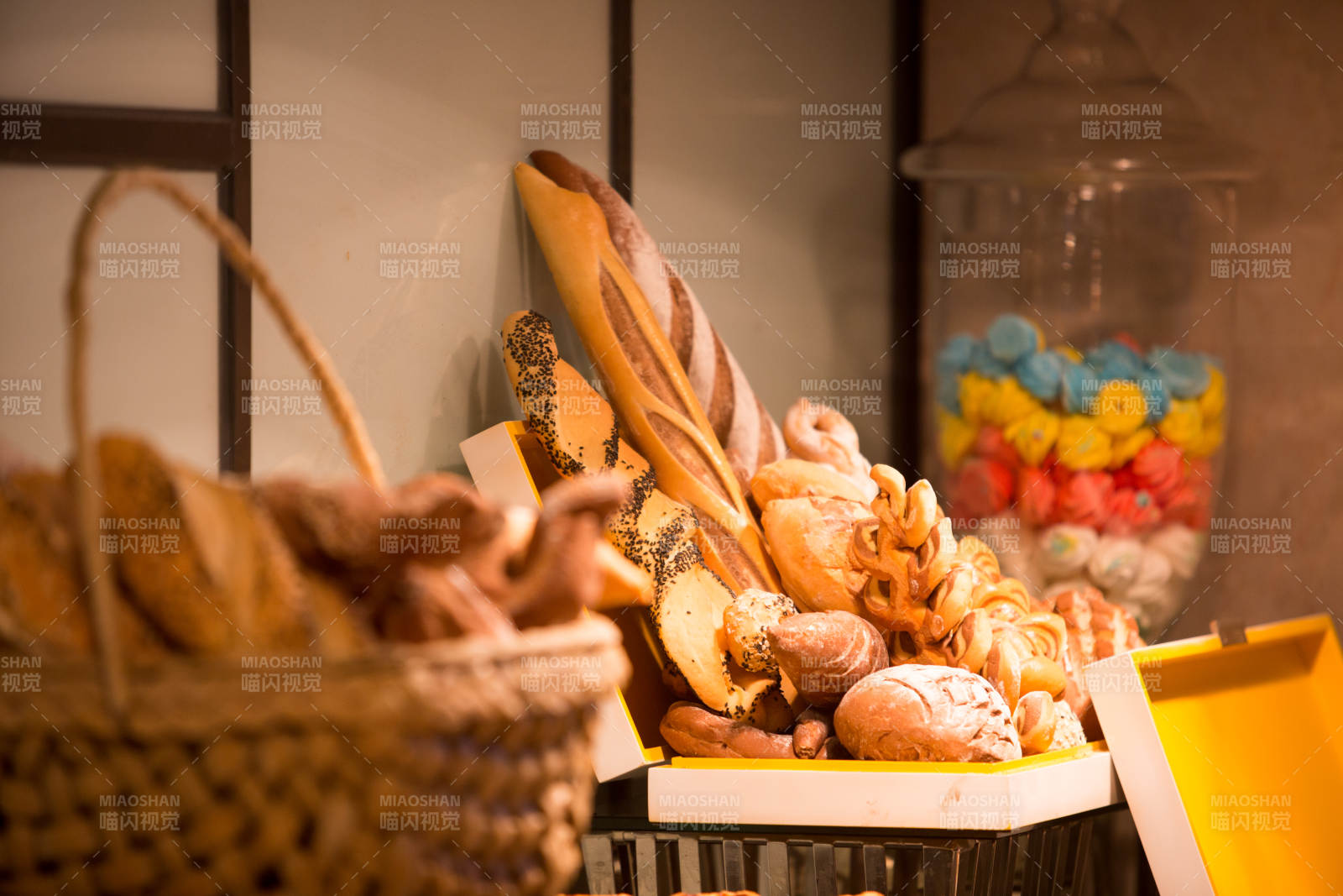 美食面包与糖果罐图片