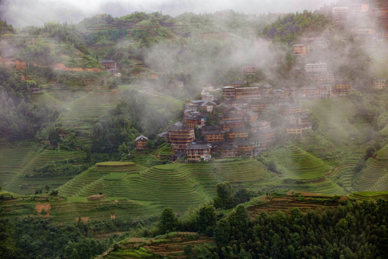 云雾缭绕的梯田村图片