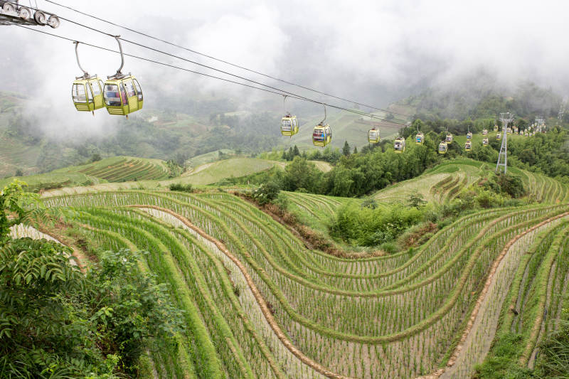梯田缆车云雾中图片