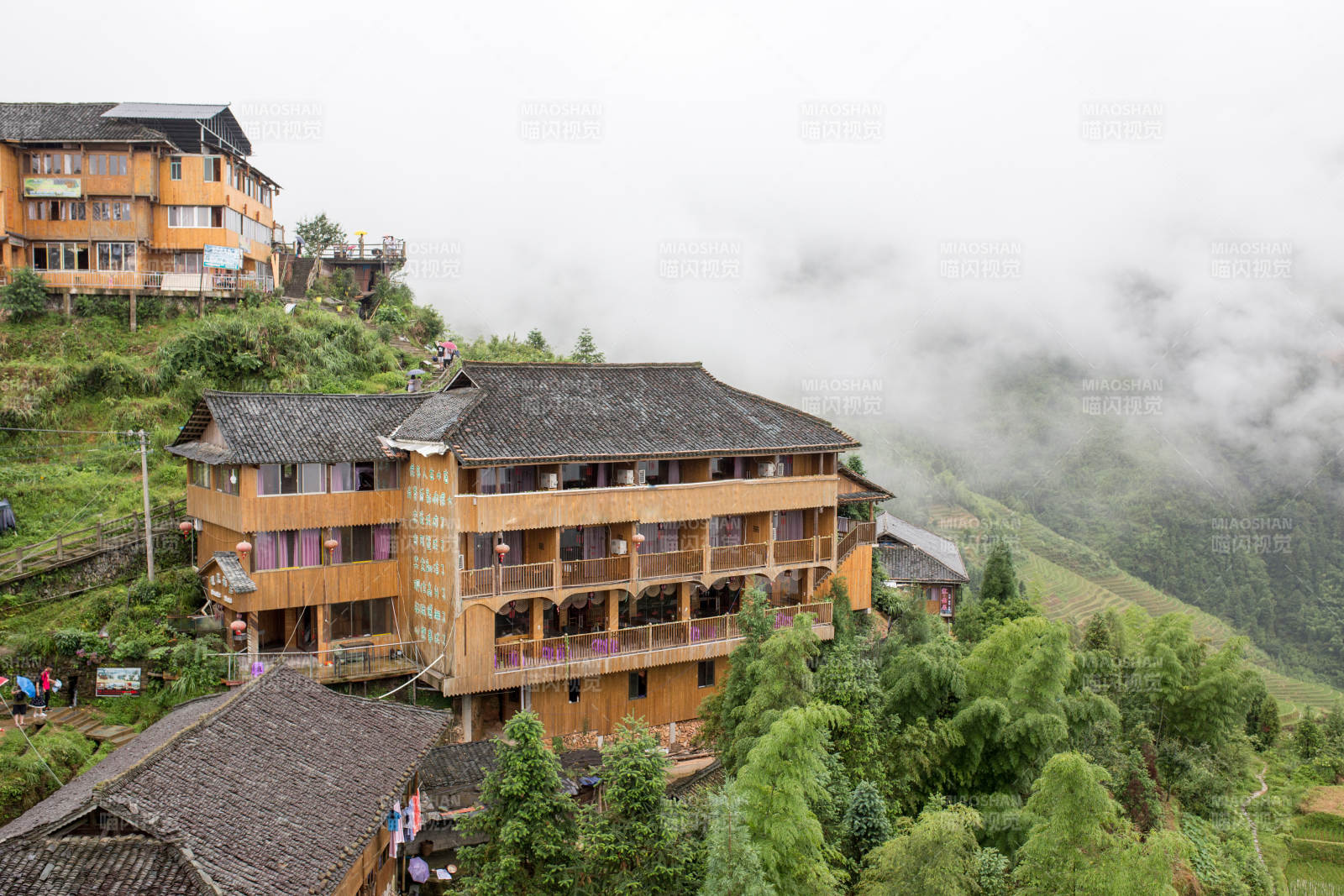 云雾缭绕的山间木屋图片