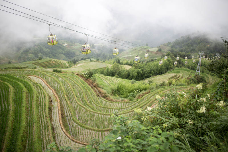 梯田缆车云雾中图片