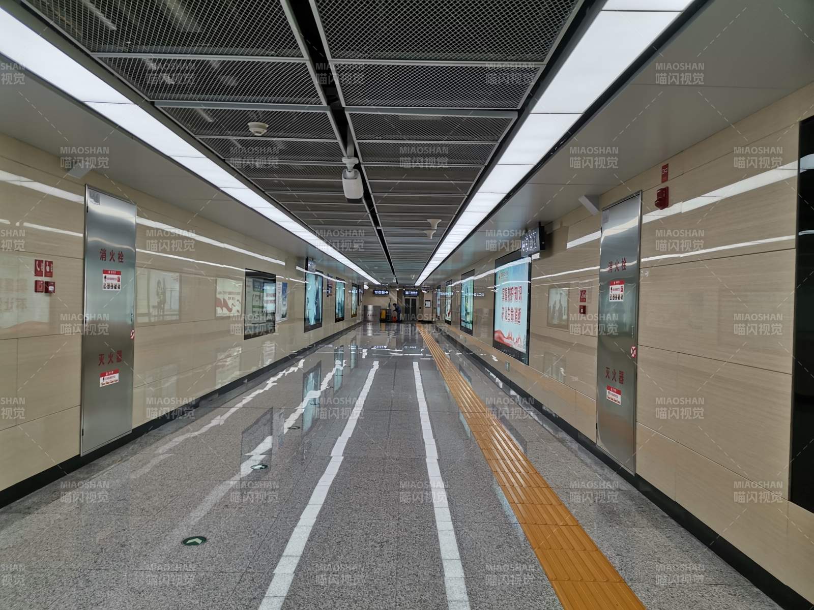 地铁站通道图片