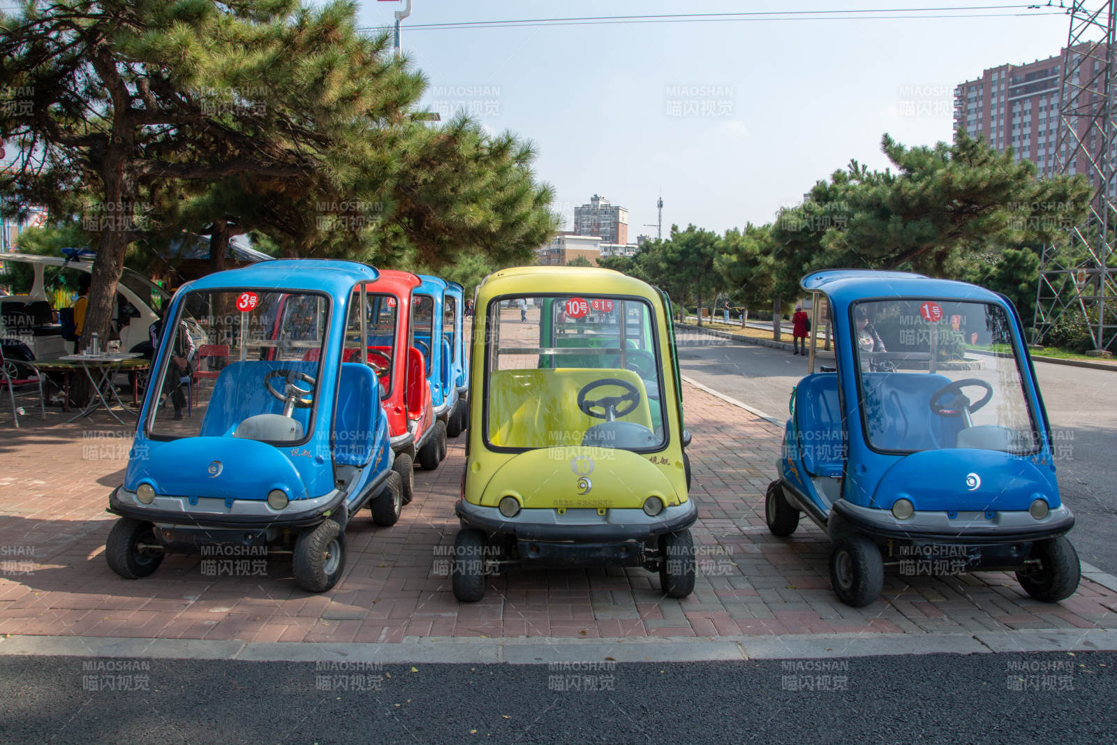 彩色小车停路边图片