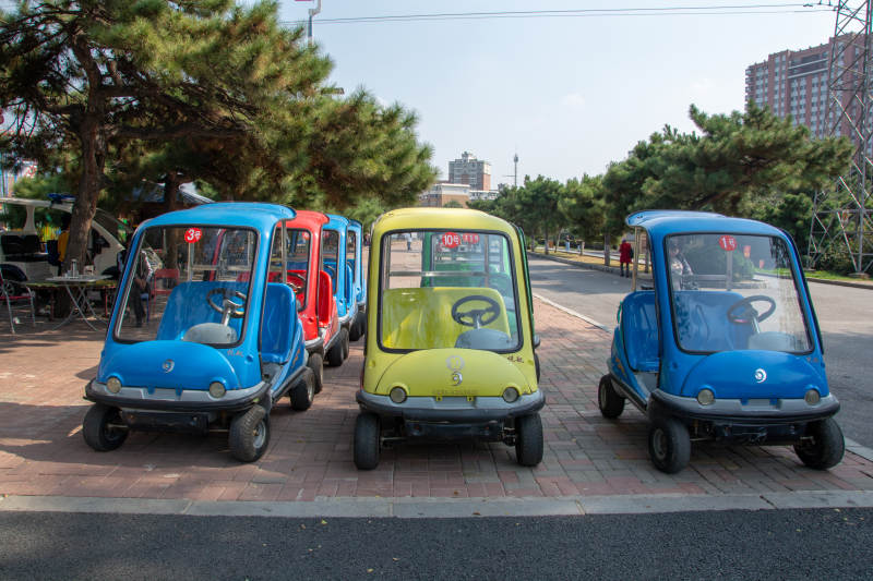 彩色小车停路边图片