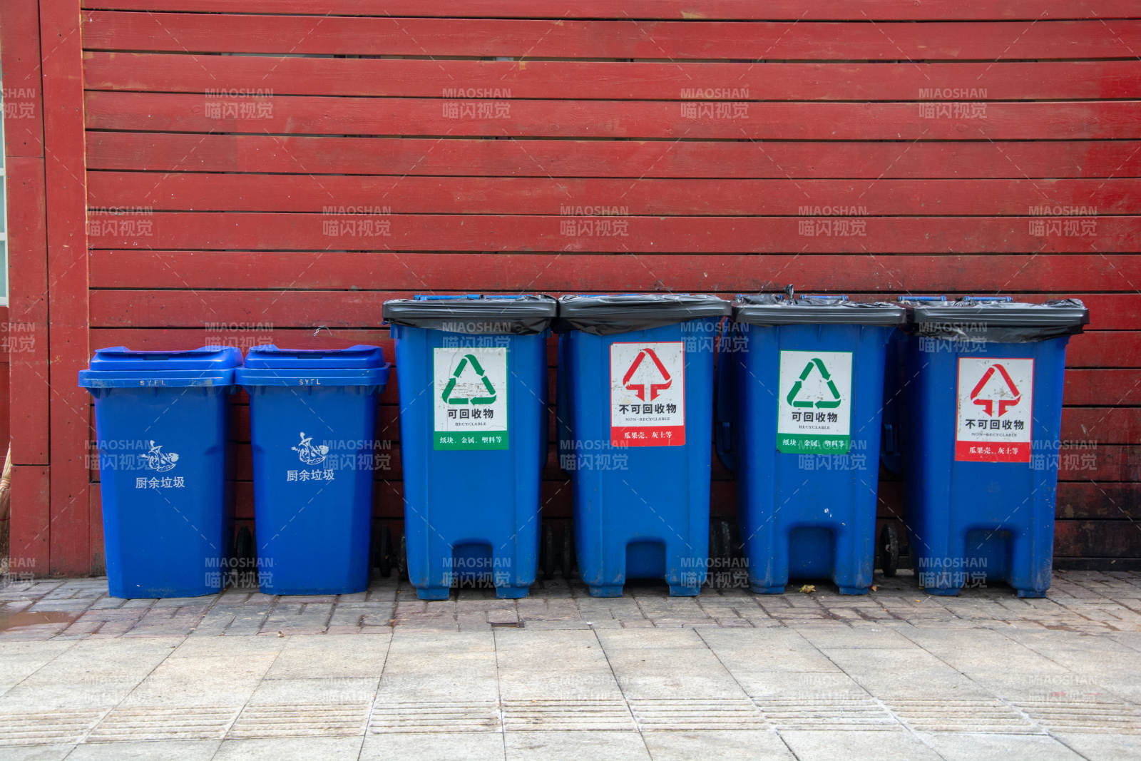 垃圾分类桶整齐排列图片