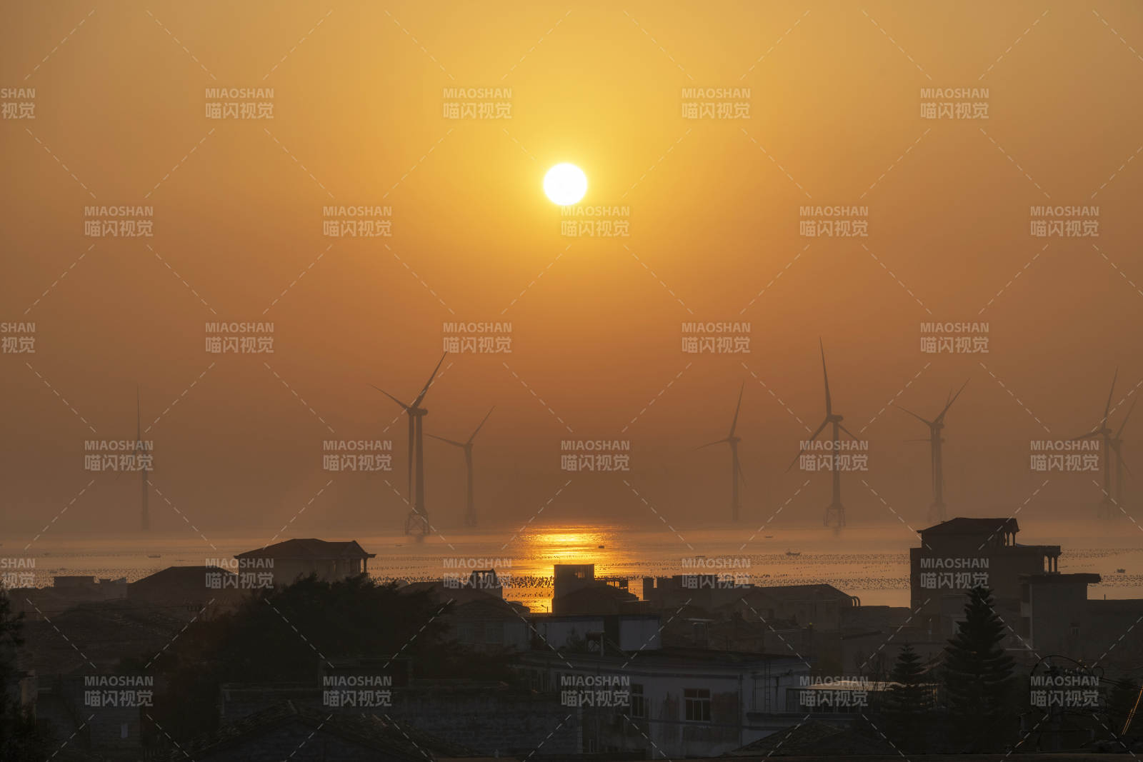 夕阳下的风车剪影图片