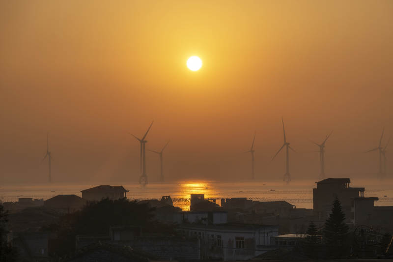 夕阳下的风车剪影图片