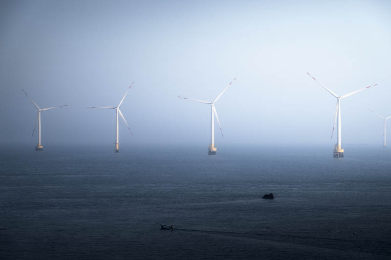 海上风车阵列图片