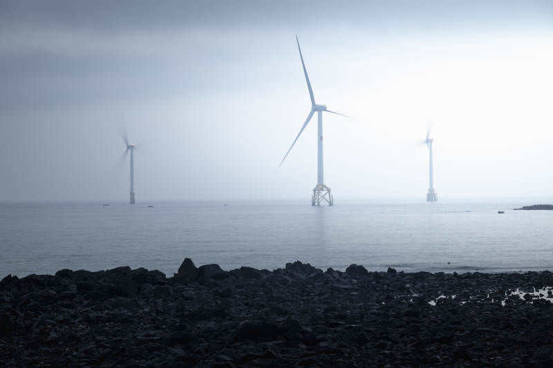 海上风车静谧景图片