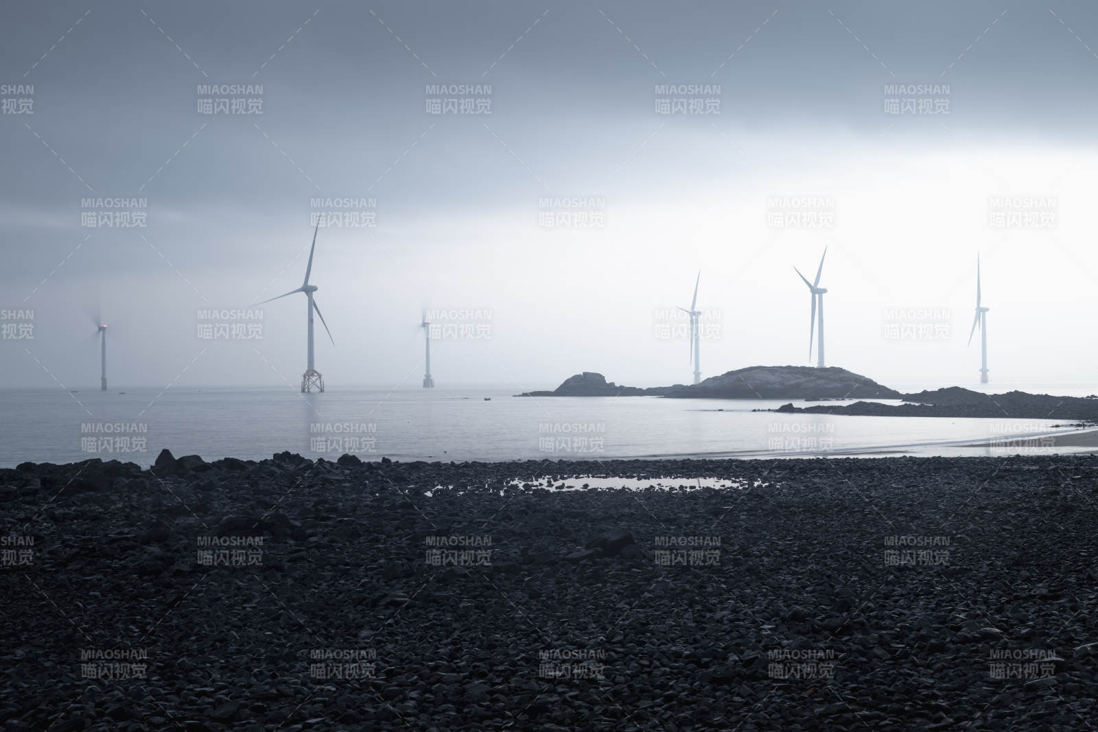 海上风车静谧景图片