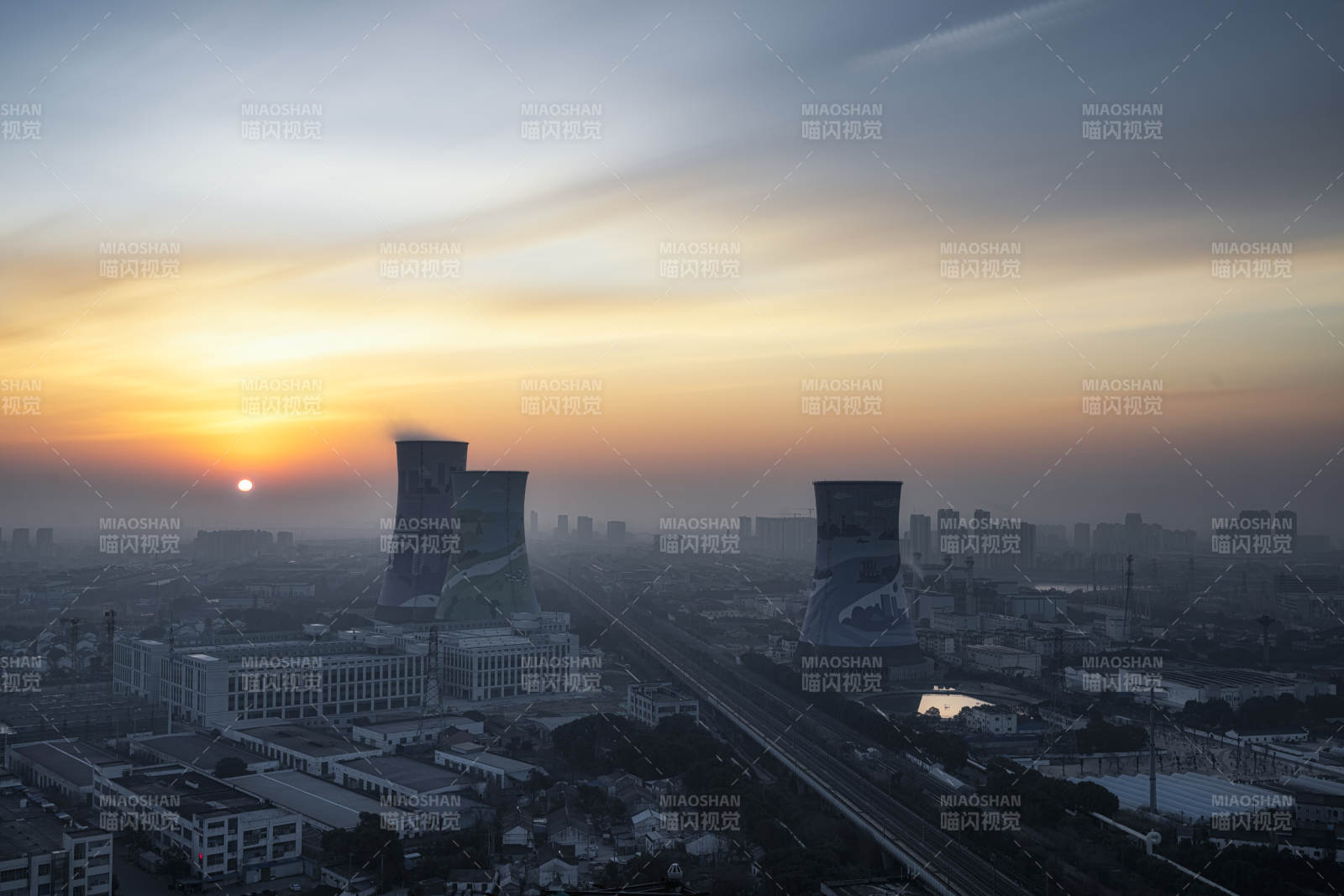 城市晨曦 双塔辉映图片