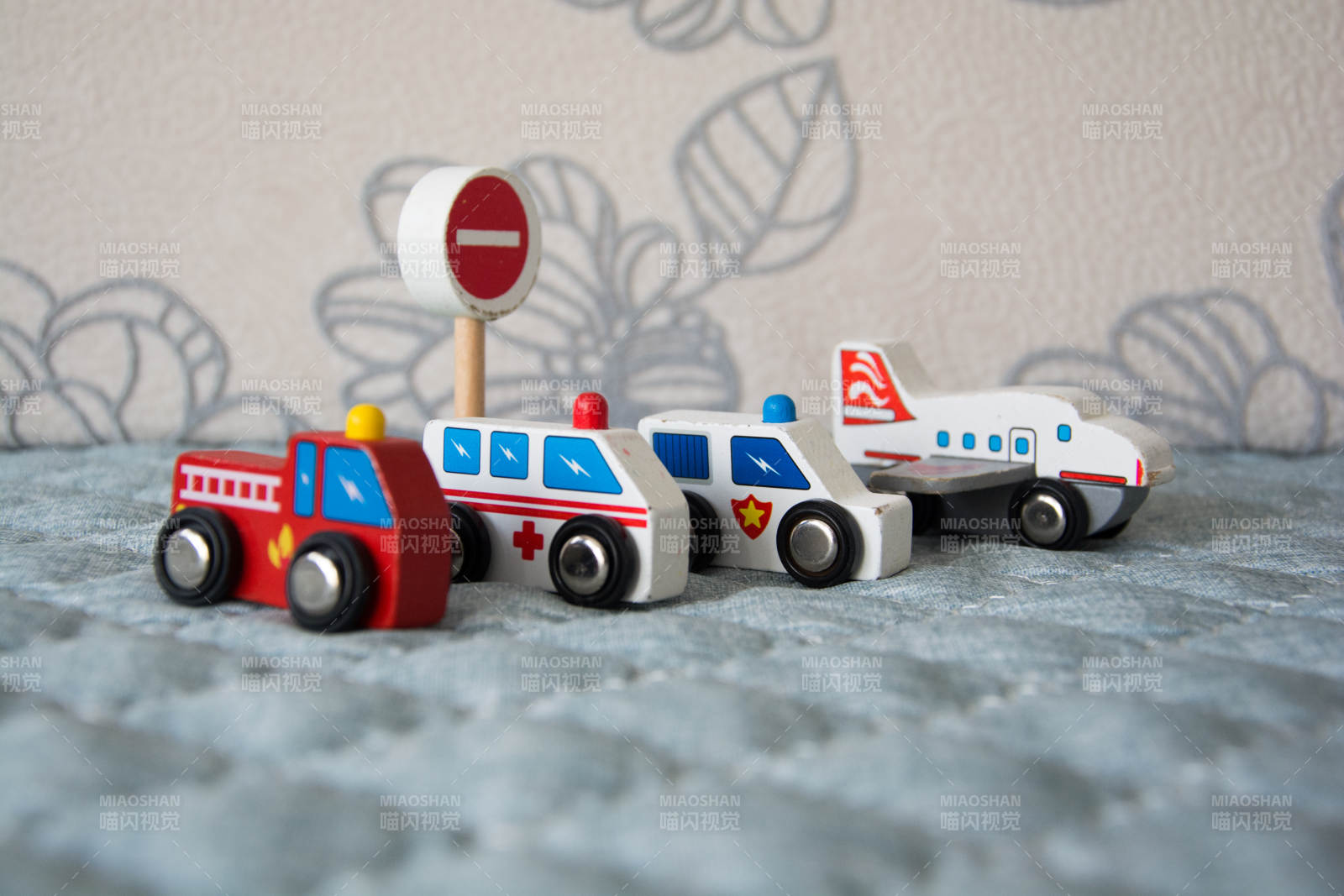 玩具车与飞机模型图片