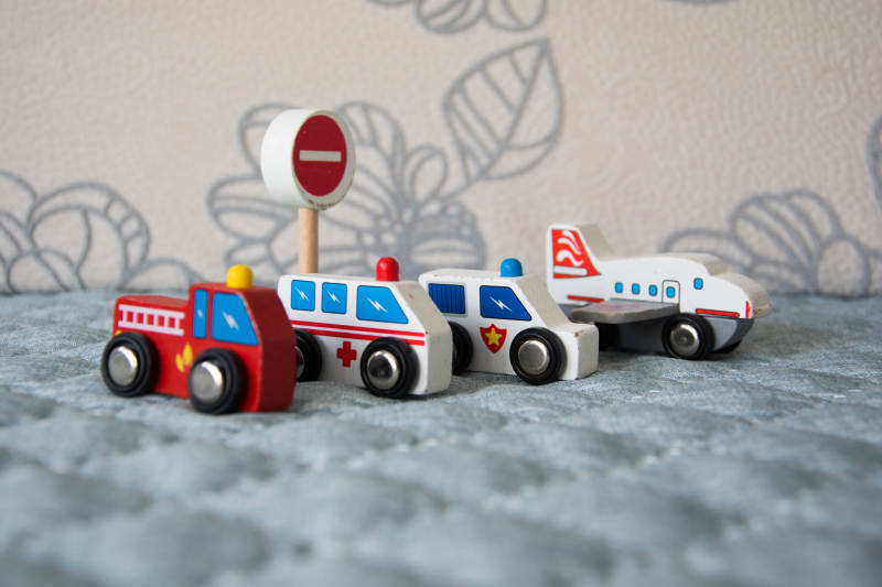 玩具车与飞机模型图片