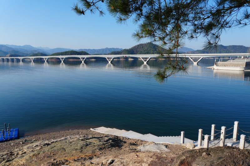 湖畔长桥映青山图片