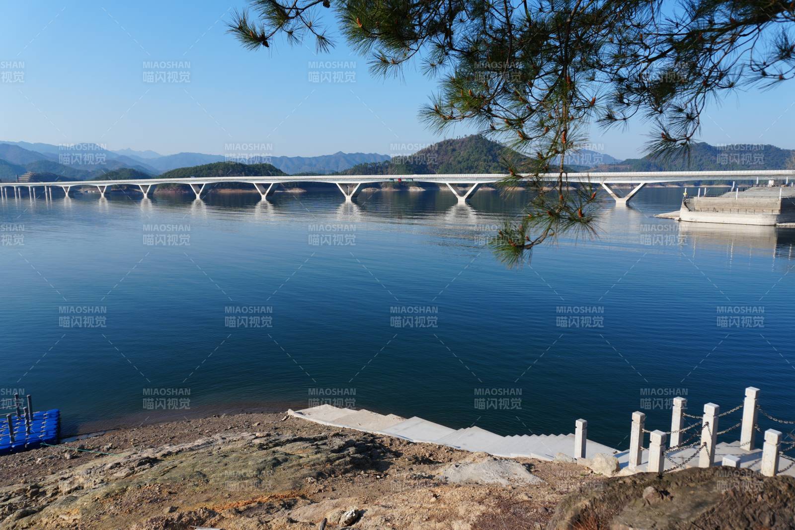 千岛湖大桥湖畔长桥映青山图片