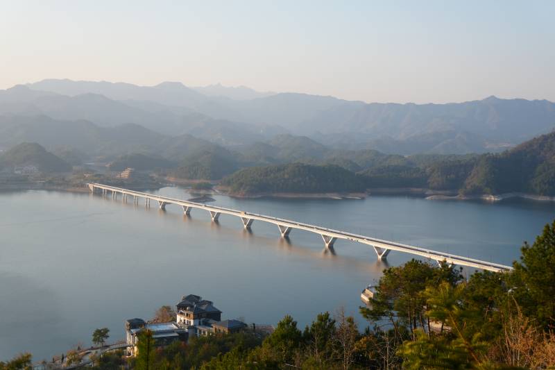 湖上长桥连山峦图片