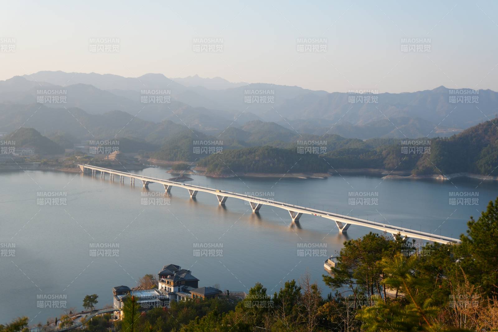 湖上长桥连山峦图片